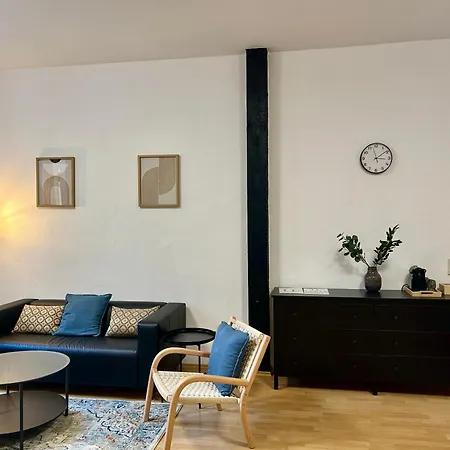 Ruhiges Altbau-juwel Im Zentrum, 2 Schlafzimmer Fuer 4 Gaeste Апартаменты *