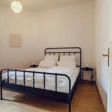 Апартаменты Ruhiges Altbau-juwel Im Zentrum, 2 Schlafzimmer Fuer 4 Gaeste