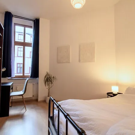 Ruhiges Altbau-juwel Im Zentrum, 2 Schlafzimmer Fuer 4 Gaeste Апартаменты *