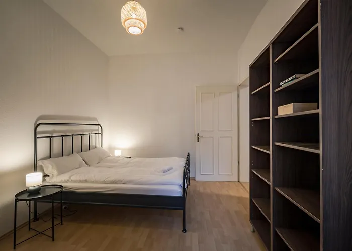 Geraeumige Altbauwohnung Am Hasselbachplatz - 2 Schlafzimmer *