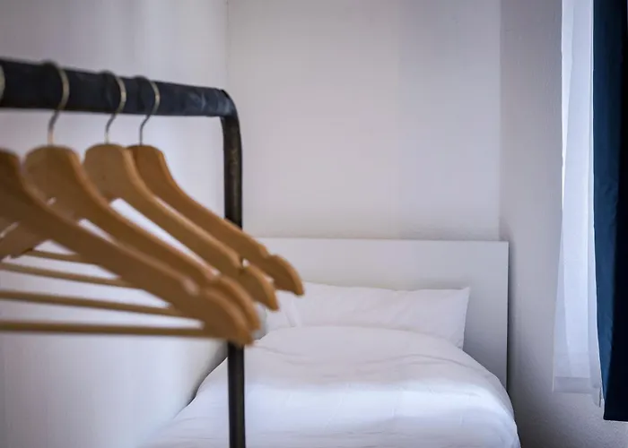 Geraeumige Altbauwohnung Am Hasselbachplatz - 2 Schlafzimmer Lägenhet Magdeburg