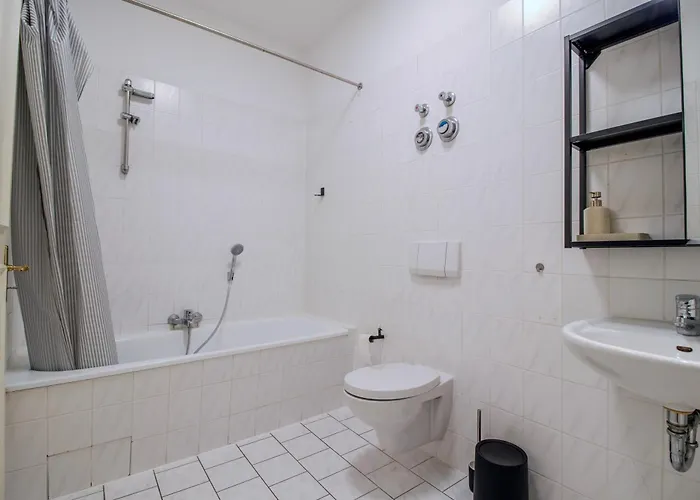 Апартаменты Grosszuegiges Altbau-apartment - 2 Schlafzimmer - Hasselbachplatz